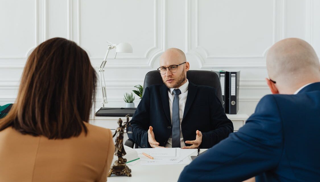 Que fait un avocat qui travaille en droit public ?