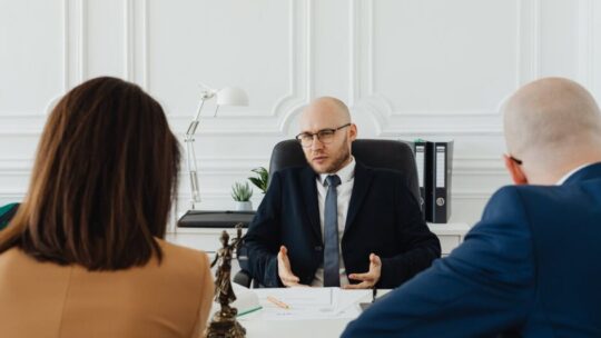 Que fait un avocat qui travaille en droit public ?
