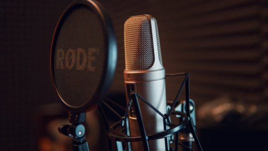 Le job d’une voix off femme