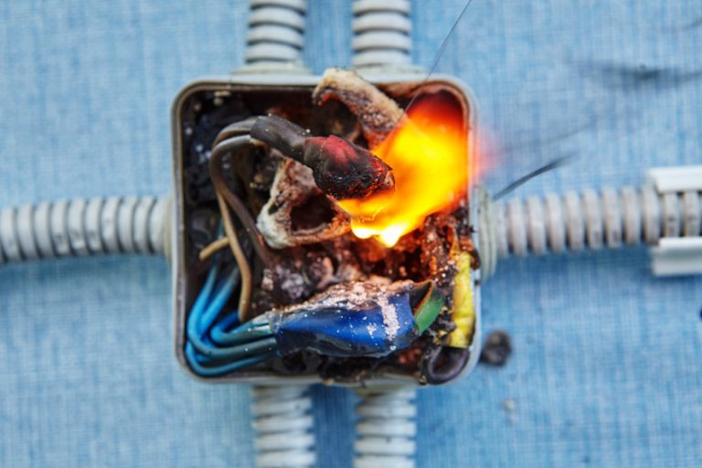 Surtensions électriques : comment protéger vos équipements professionnels ?