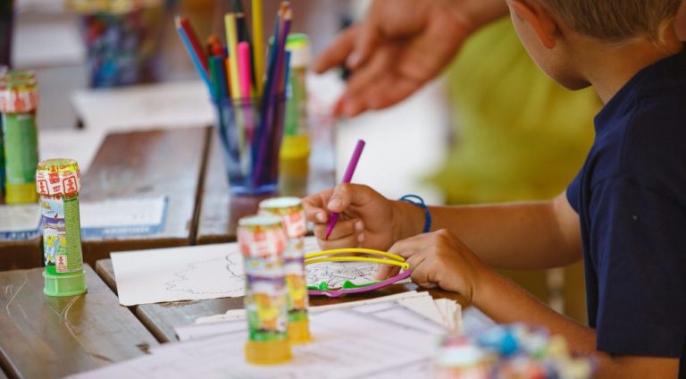 Rythme scolaire : bien organiser les trajets, activités et devoirs de vos enfants
